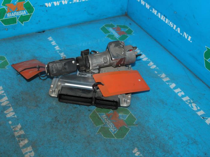 Used Ignition lock + computer Volkswagen Passat Variant (3B6) 1.9 TDI 130 Price € 210,00 Margin scheme offered by Maresia Auto Recycling B.V.