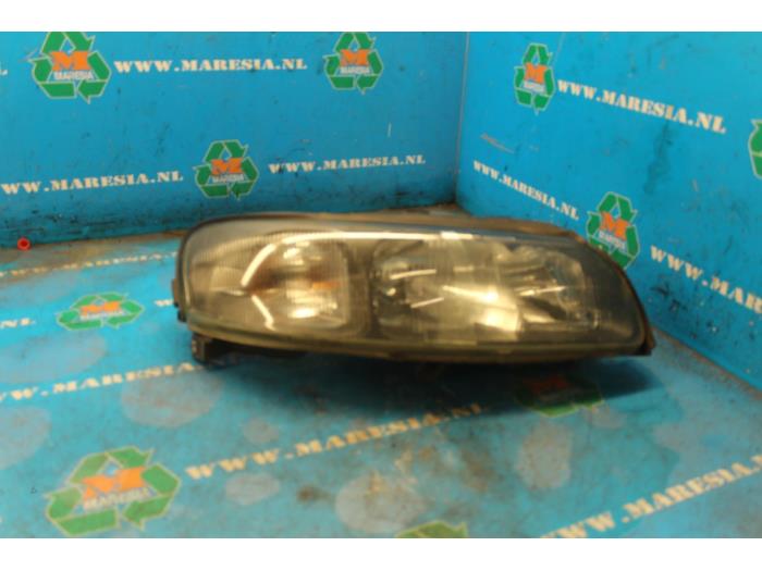 Używane Reflektor prawy Volvo V70 (SW) 2.4 D5 20V Cena € 47,25 Procedura marży oferowane przez Maresia Auto Recycling B.V.