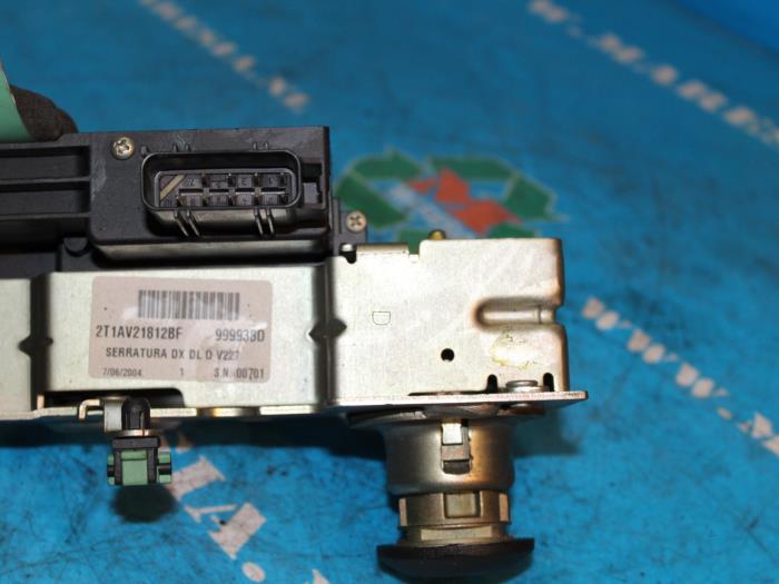 Central door locking module from a Ford Transit Connect 1.8 Tddi 2004