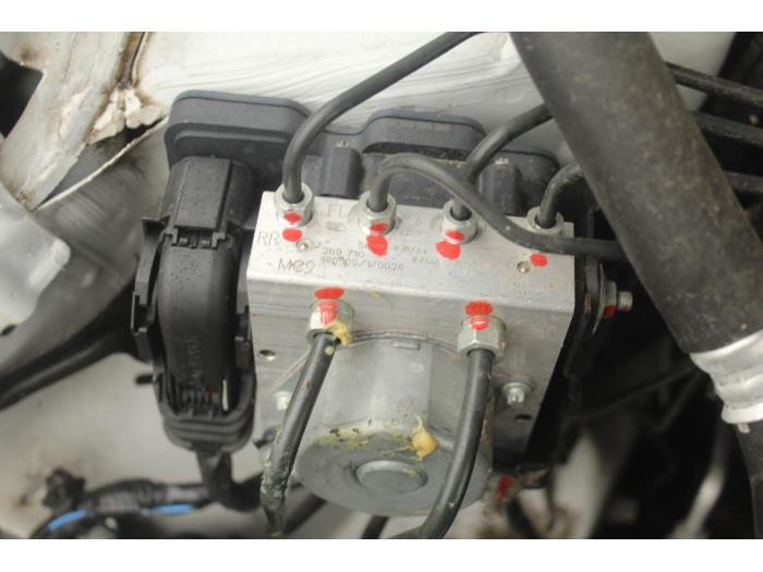 Używane Pompa ABS Suzuki Celerio (LF) 1.0 12V Dualjet Cena € 105,00 Procedura marży oferowane przez Maresia Auto Recycling B.V.