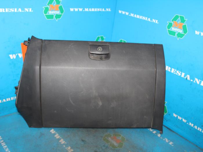 Begagnade Handskfack Kia Sorento I (JC) 2.5 CRDi 16V VGT Pris € 78,75 Marginaltabell erbjuds av Maresia Auto Recycling B.V.