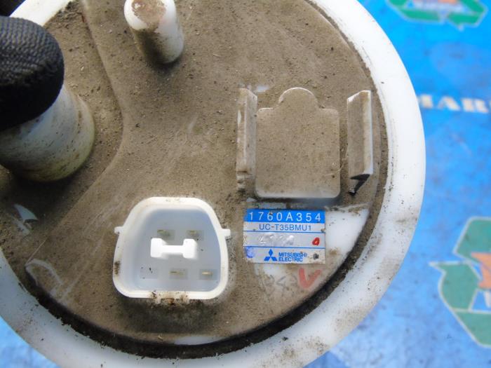 Electric fuel pump from a Mitsubishi Space Star (A0) 1.2 12V 2014