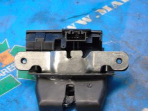 Begagnade Låsmekanism, baklucka Ford Fiesta 6 (JA8) 1.0 Ti-VCT 12V 65 Pris € 47,25 Marginaltabell erbjuds av Maresia Auto Recycling B.V.