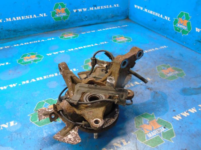 Knuckle, front left from a Hyundai iX20 (JC)  2013