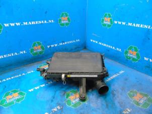 Usados Cuerpo de filtro de aire Daihatsu Terios (J2) 1.5 16V DVVT 4x2 Euro 4 Precio € 52,50 Norma de margen ofrecido por Maresia Auto Recycling B.V.