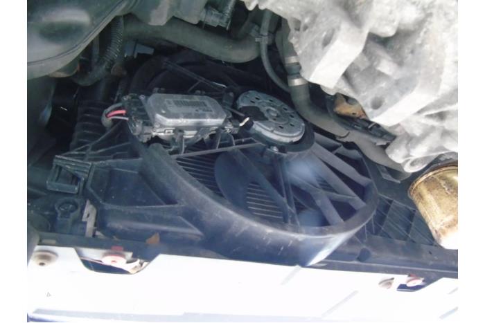 Używane Wentylator Ford Focus 2 2.0 16V Cena € 63,00 Procedura marży oferowane przez Maresia Auto Recycling B.V.