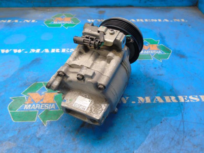 Air conditioning pump from a Opel Karl 1.0 12V 2016