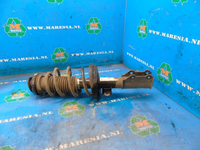Front shock absorber rod, right from a Opel Astra J Sports Tourer (PD8/PE8/PF8) 1.6 CDTI 16V 2015
