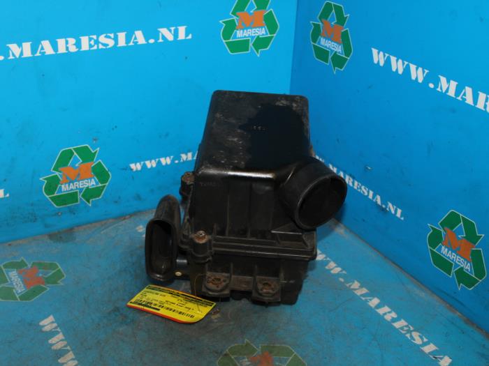 Begagnade Luftfilterhus Kia Pride Wagon 1.3i 16V Pris € 26,25 Marginaltabell erbjuds av Maresia Auto Recycling B.V.