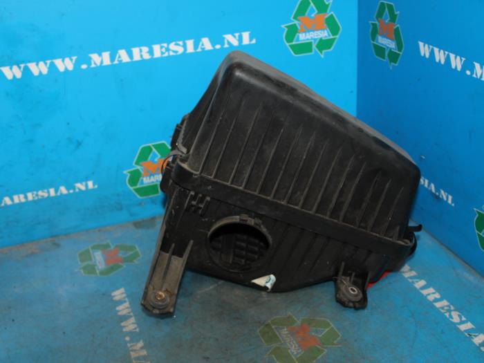 Begagnade Luftfilterhus Kia Sorento I (JC) 2.4 16V Pris € 57,75 Marginaltabell erbjuds av Maresia Auto Recycling B.V.