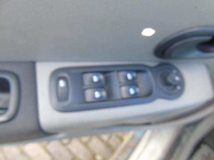 Usados Interruptor combinado de ventanillas Renault Modus/Grand Modus (JP) 1.4 16V Precio € 26,25 Norma de margen ofrecido por Maresia Auto Recycling B.V.