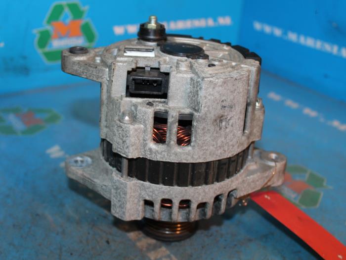 Dynamo van een Daewoo Nubira (J200) 1.6 16V 2000