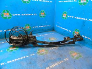 Used Convertible top hinge Mercedes SLK (R170) 2.0 200 K 16V Price € 236,25 Margin scheme offered by Maresia Auto Recycling B.V.