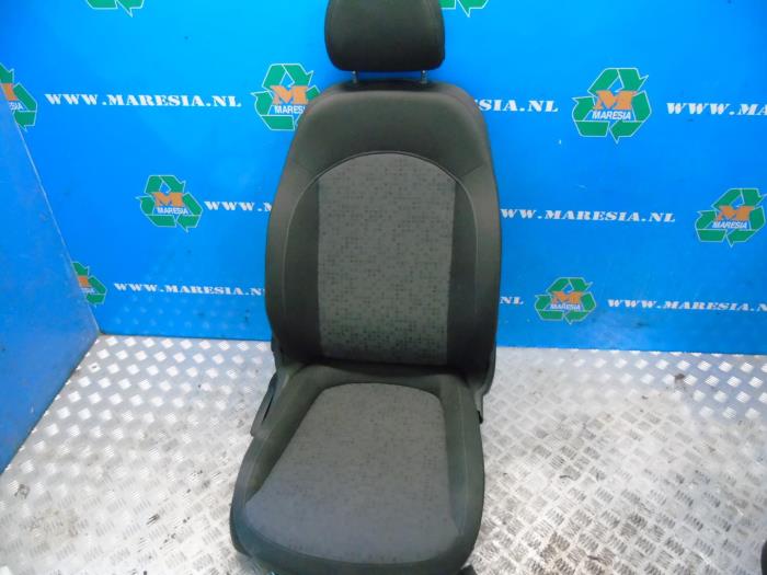 Używane Fotel prawy Opel Adam Cena € 157,50 Procedura marży oferowane przez Maresia Auto Recycling B.V.