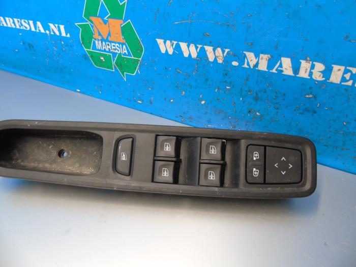 Usados Interruptor combinado de ventanillas Dacia Sandero III 1.0 TCe 90 12V Precio € 73,50 Norma de margen ofrecido por Maresia Auto Recycling B.V.