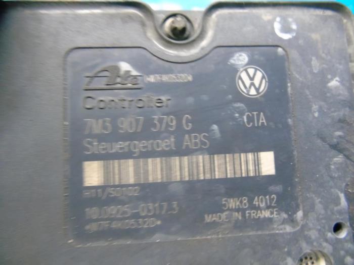 ABS pump from a Seat Alhambra (7V8/9) 2.0 2005