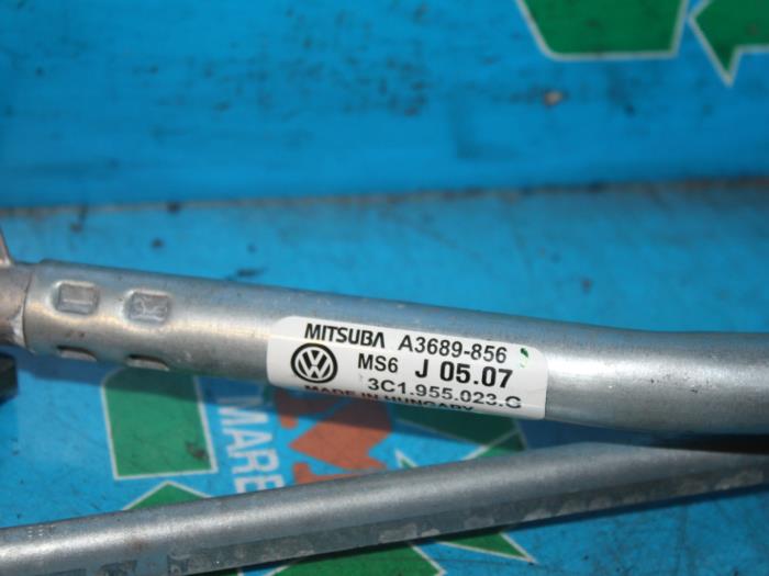 Wiper mechanism from a Volkswagen Passat (3C2) 1.6 TDI 16V Bluemotion 2010