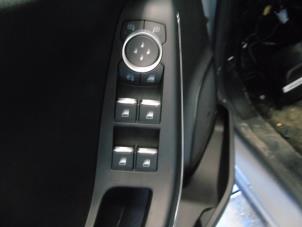 Usados Interruptor combinado de ventanillas Ford Puma 1.0 Ti-VCT EcoBoost 12V Precio € 52,50 Norma de margen ofrecido por Maresia Auto Recycling B.V.