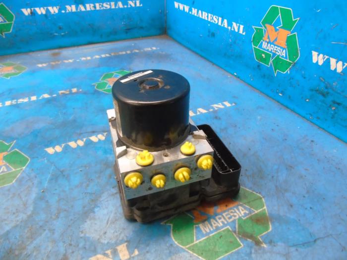 Used ABS pump Volvo C30 (EK/MK) 1.6 D2 16V Price € 105,00 Margin scheme offered by Maresia Auto Recycling B.V.