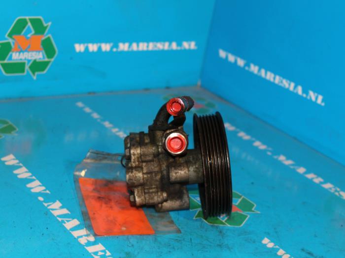 Usagé Pompe de direction Kia Carens II (FJ) 2.0 CRDI 16V Prix € 52,50 Règlement à la marge proposé par Maresia Auto Recycling B.V.