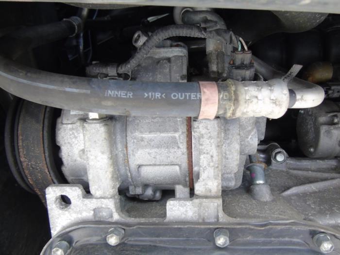 Compresseur de clim d'un Toyota Avensis Wagon (T27) 1.8 16V VVT-i 2010