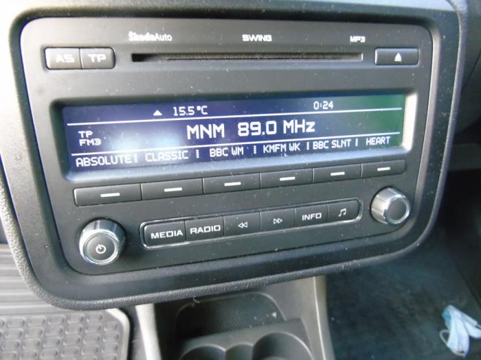 Radio CD Spieler van een Skoda Fabia III Combi (NJ5) 1.2 TSI 16V Greentech 2011