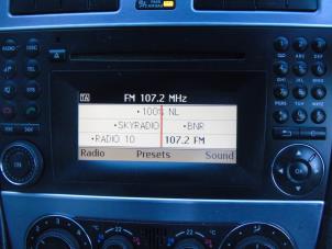 Usados Reproductor de CD y radio Mercedes CLC (C203) 2.2 220 CDI 16V Precio € 131,25 Norma de margen ofrecido por Maresia Auto Recycling B.V.