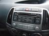 Radio/Lecteur CD d'un Hyundai i20, 2008 / 2015 1.2i 16V, Berline avec hayon arrière, Essence, 1.248cc, 63kW (86pk), FWD, G4LA, 2012-03 / 2015-12, F5P7; F5P8 2014