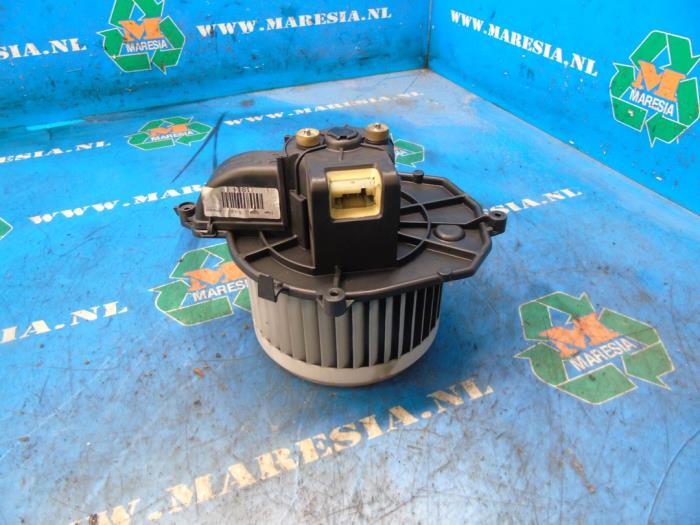 Heating and ventilation fan motor from a Peugeot Partner (GC/GF/GG/GJ/GK) 1.6 HDI 75 16V 2011