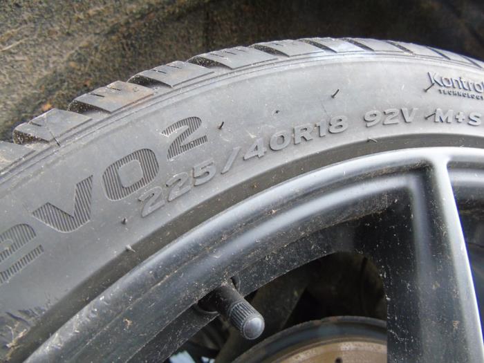 Jante + pneu d'hiver d'un Skoda Octavia Combi (5EAC) 2.0 TSI RS 16V 2015