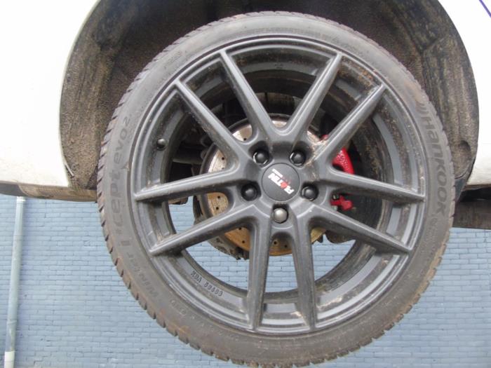 Wheel + winter tyre from a Skoda Octavia Combi (5EAC) 2.0 TSI RS 16V 2015