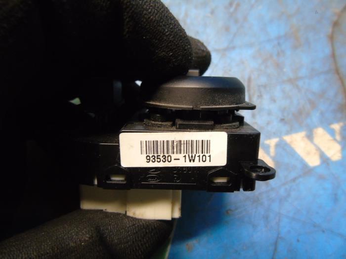 Spiegel Schalter van een Kia Rio III (UB) 1.2 CVVT 16V 2015