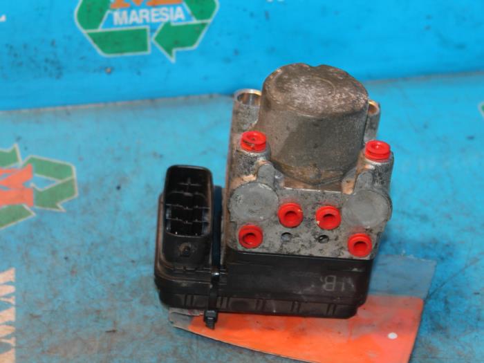 Usagé Bloc ABS Toyota RAV4 (A2) 2.0 16V VVT-i 4x4 Prix € 52,50 Règlement à la marge proposé par Maresia Auto Recycling B.V.