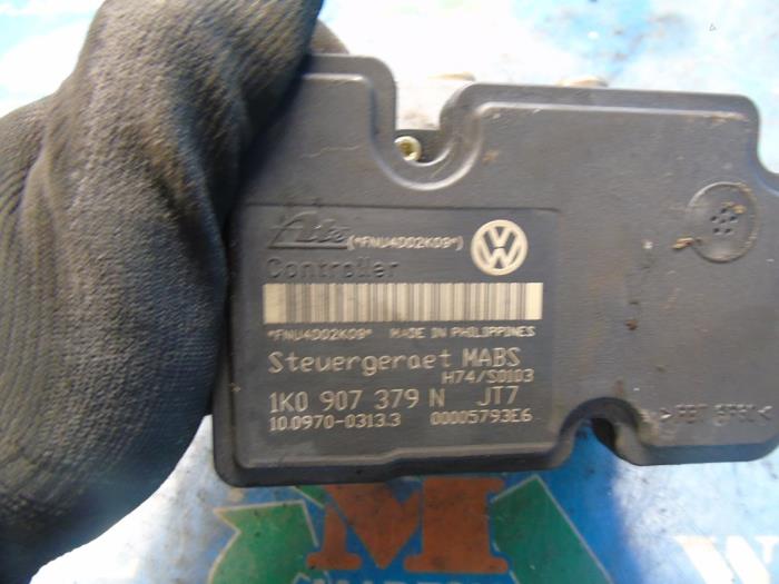 ABS pump from a Volkswagen Golf V (1K1) 1.6 FSI 16V 2004