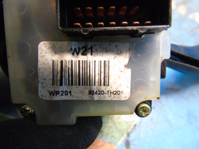 Interruptor de limpiaparabrisas de un Kia Cee'd Sporty Wagon (EDF) 1.4 16V 2009