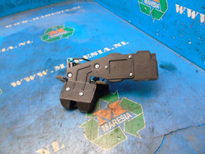 Tailgate lock mechanism from a Hyundai Coupe 2.7 V6 24V 2007
