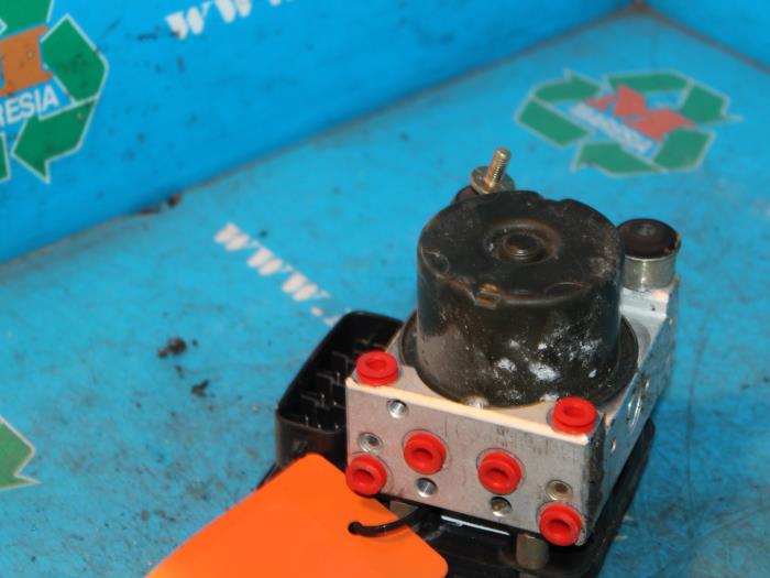 Used ABS pump Daihatsu Cuore (L251/271/276) 1.0 12V DVVT Price € 42,00 Margin scheme offered by Maresia Auto Recycling B.V.