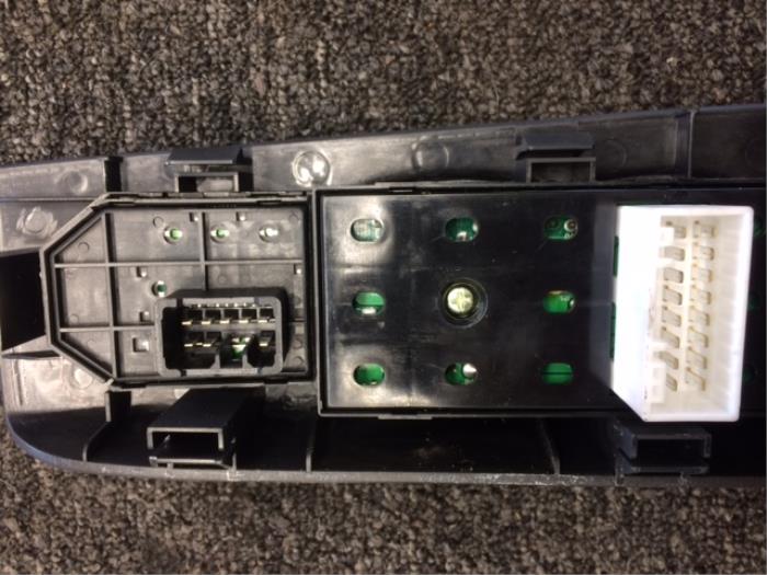 Usados Interruptor combinado de ventanillas Kia Sorento I (JC) 2.4 16V Precio € 36,75 Norma de margen ofrecido por Maresia Auto Recycling B.V.
