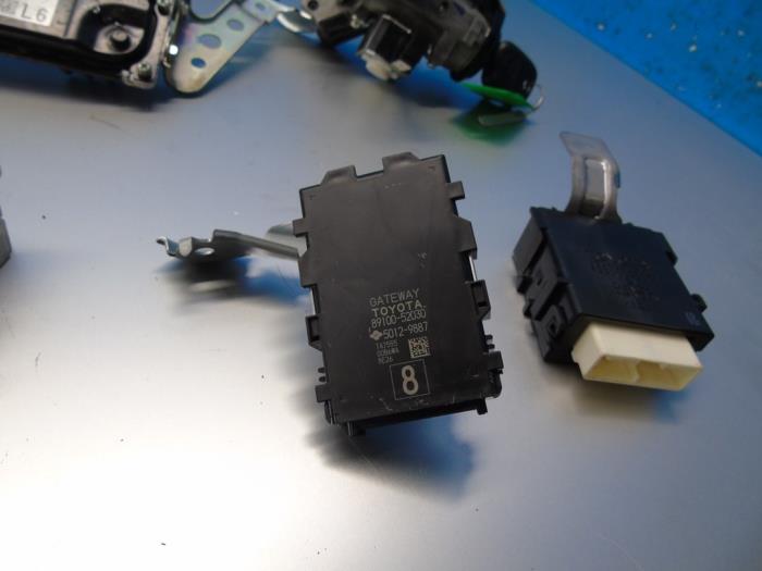Ignition lock + computer from a Toyota Yaris III (P13) 1.5 16V Dual VVT-iE 2018