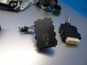 Ignition lock + computer from a Toyota Yaris III (P13) 1.5 16V Dual VVT-iE 2018