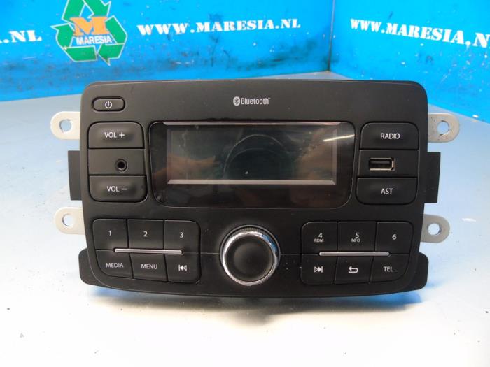 Używane Radio Dacia Logan MCV II/III/Sandero Wagon 1.5 dCi 90 Cena € 183,75 Procedura marży oferowane przez Maresia Auto Recycling B.V.
