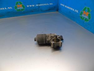 Used Front wiper motor Renault Twingo II (CN) 1.2 16V Price € 31,50 Margin scheme offered by Maresia Auto Recycling B.V.