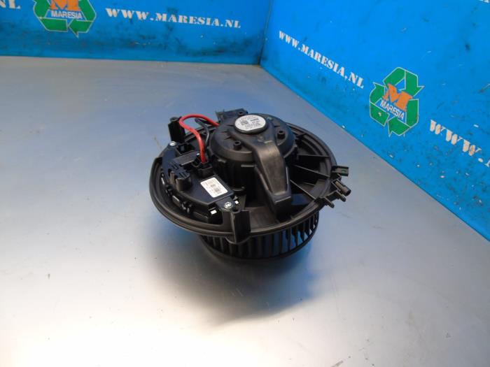 Heating and ventilation fan motor from a Seat Leon ST (5FF) 1.8 TSI Ecomotive 16V 2017