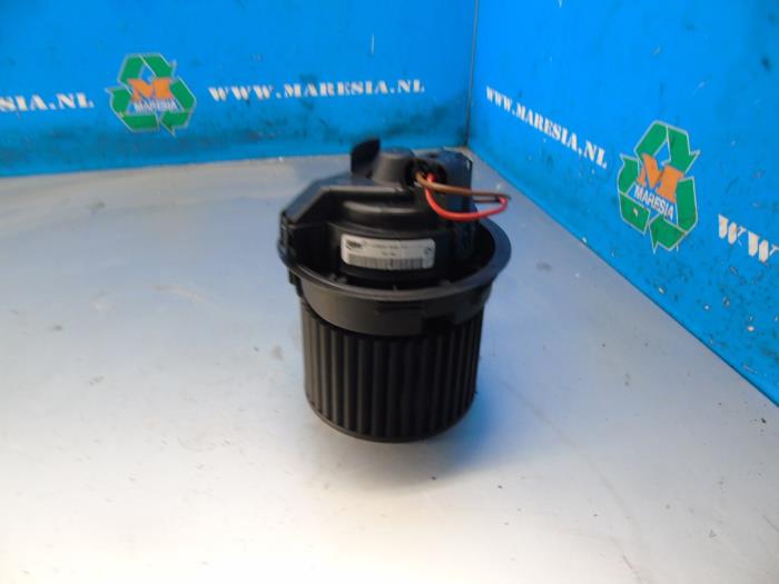 Heating and ventilation fan motor from a Renault Clio IV Estate/Grandtour (7R) 1.5 Energy dCi 90 FAP 2013