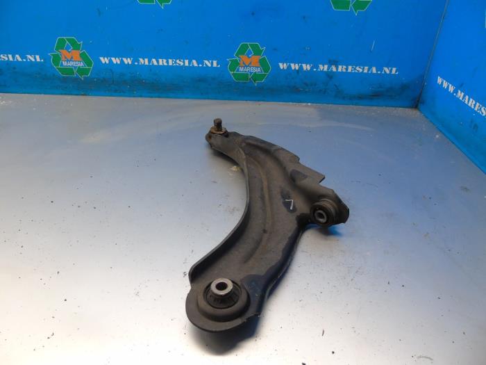 Front lower wishbone, left from a Renault Clio IV Estate/Grandtour (7R) 1.5 Energy dCi 90 FAP 2013