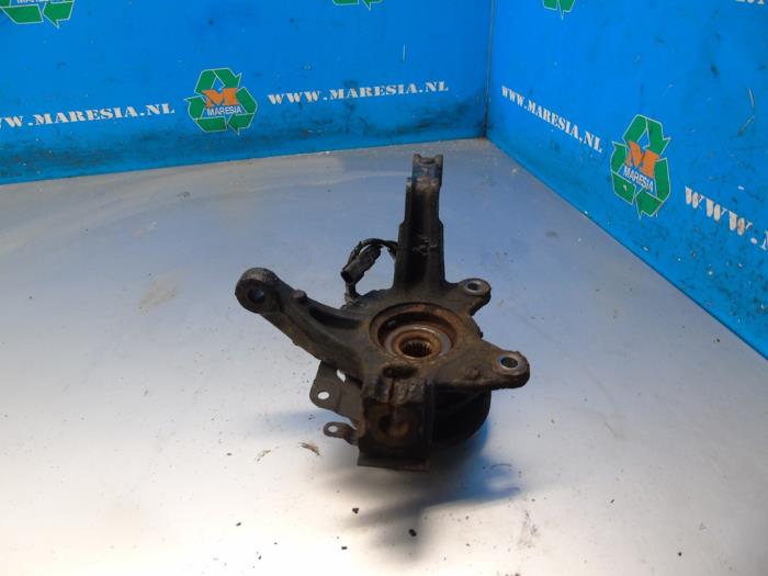 Knuckle, front left from a Renault Clio IV Estate/Grandtour (7R) 1.5 Energy dCi 90 FAP 2013