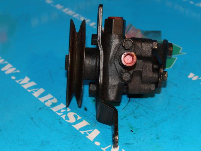 Usagé Pompe de direction Nissan Sunny (Y10) 2.0 DLX,SDLX Prix € 21,00 Règlement à la marge proposé par Maresia Auto Recycling B.V.