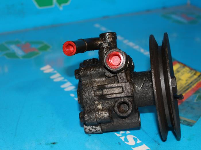 Power steering pump from a Nissan Vanette (C23) 2.3 D E/Cargo 1996