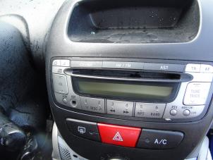 Usados Reproductor de CD y radio Peugeot 107 1.0 12V Precio € 68,25 Norma de margen ofrecido por Maresia Auto Recycling B.V.
