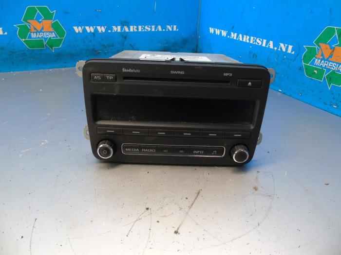 Radio CD Spieler van een Skoda Fabia II Combi 1.2 TSI 2011